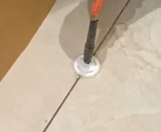 翼城瓷砖空鼓维修公司专业解答瓷砖在铺贴过程中，如果没有涂抹均匀到位的粘结材料（如水泥砂浆或瓷砖胶），可能会导致以下问题